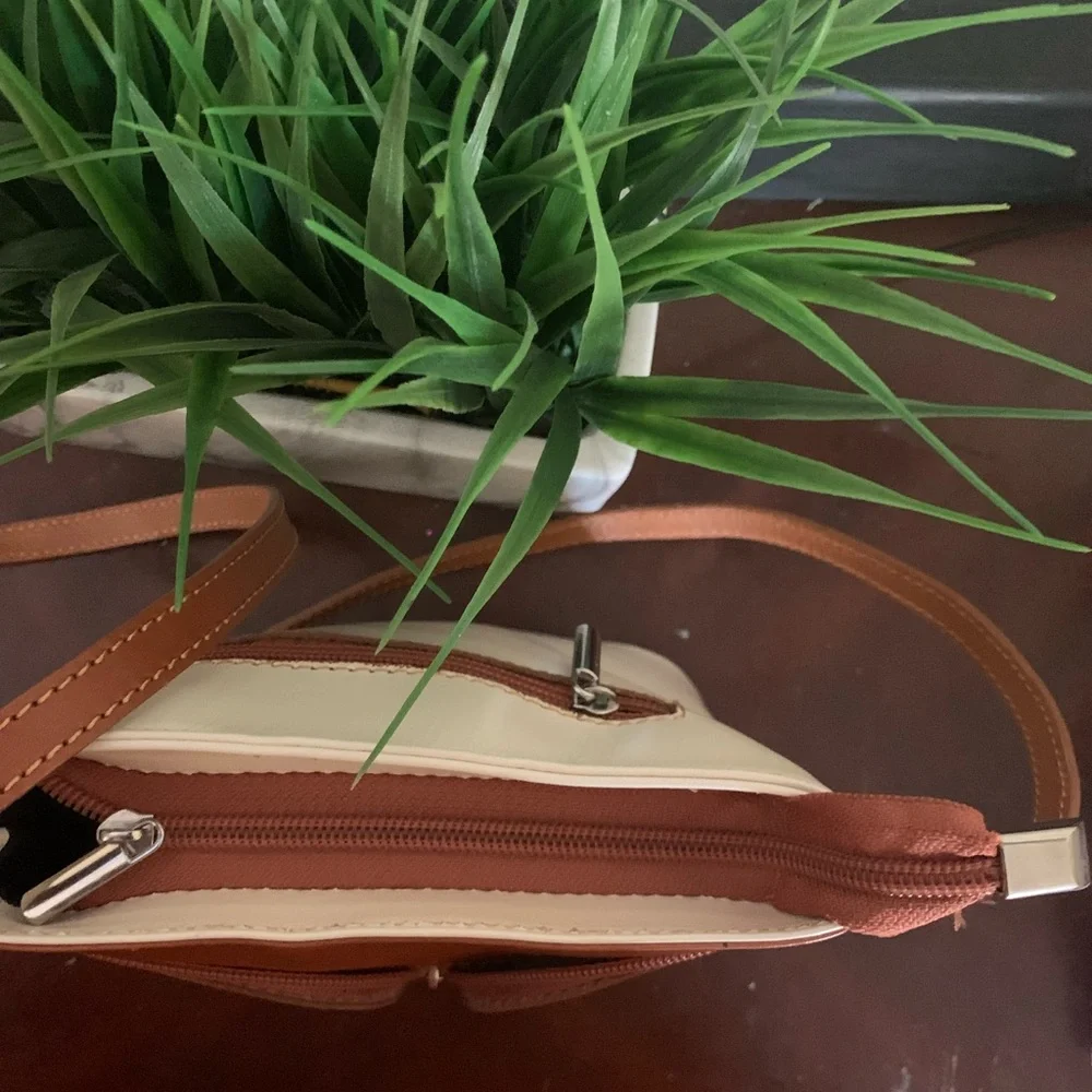 Vera Pelle ITALIAN LEATHER Chic Cream and Tan Crossbody Bag with V-Shaped Zipper - Picture 9 of 10